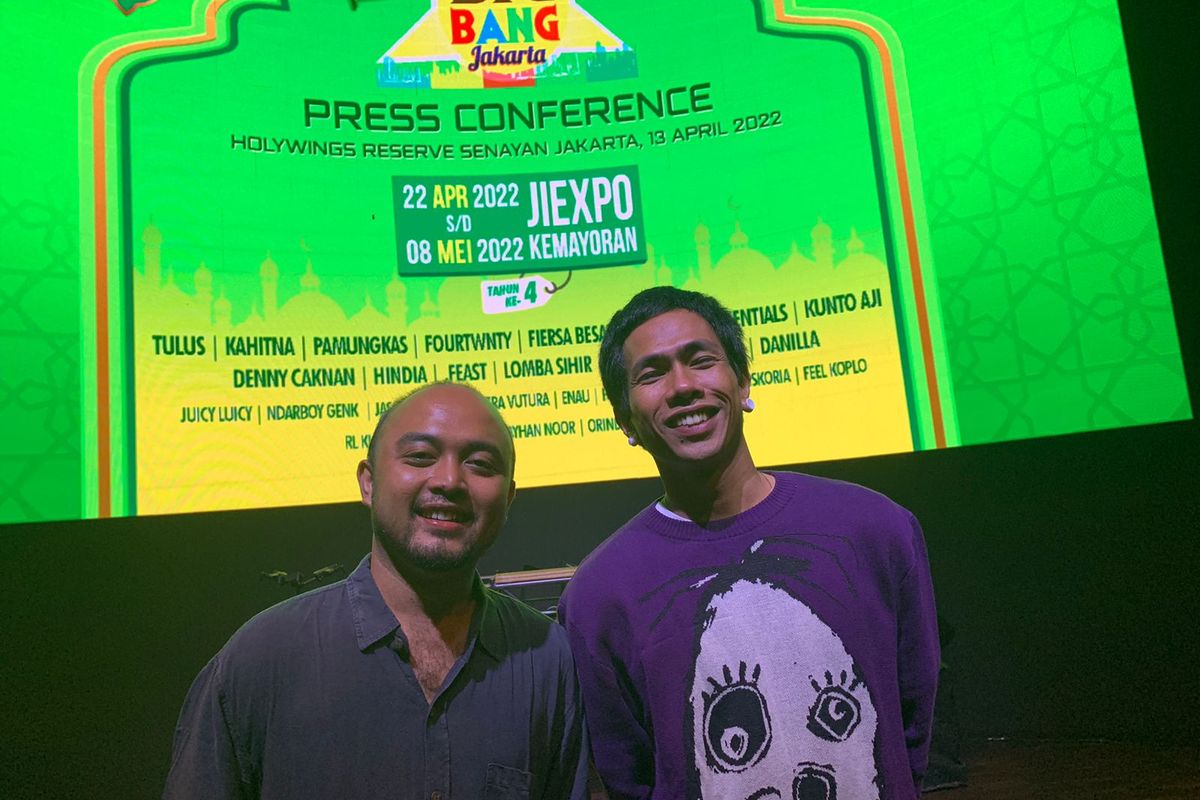 Personel band Fourtwnty, Ari Lesmana (kanan, vokalis) dan Asep Nurohman (kiri, gitaris), saat ditemui di kawasan Senayan, Jakarta Selatan (13/4/2022).   