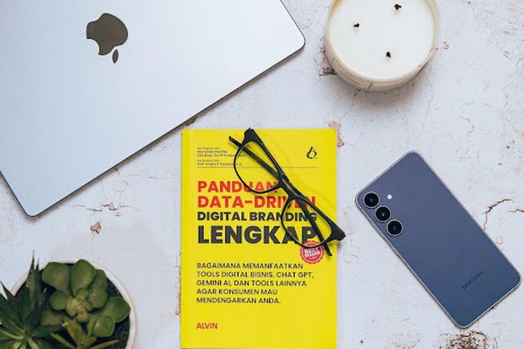 Buku ?Panduan Data Driven Digital Branding Lengkap? karya Alvin membahas pemanfaatan data dan AI sebagai strategi memperkuat brand di era digital. (Dok. Fakhri Anindita)
