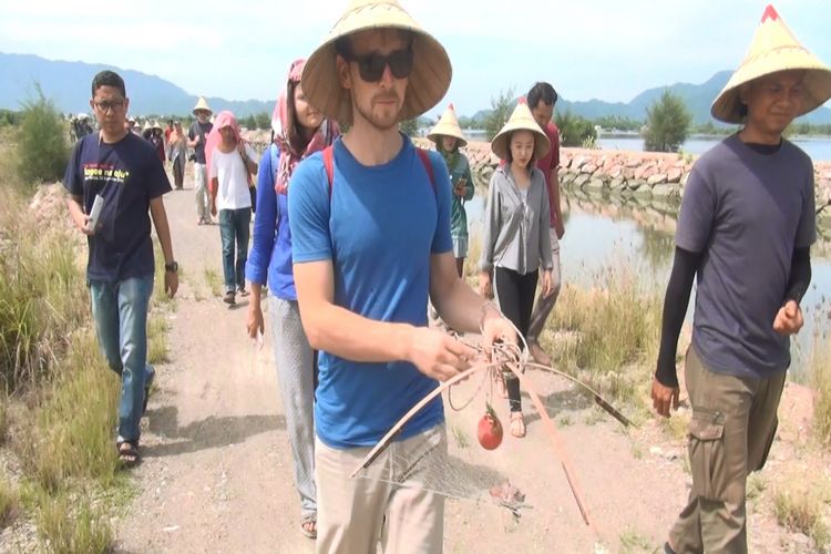 Sejumlah mahasiwa dari berbagai negara mengikuti kegiatan tour berburu kepitingi di Banda Aceh, Sabtu (30/9/2017). Mereka adalah para mahasiswa yang sedang mengikuti program belajar bahasa indonesia di Universitas Syiah Kuala Banda Aceh.