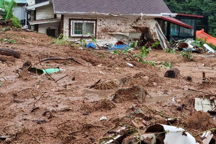 Dalam foto yang dirilis oleh Kantor Pusat Layanan Stasiun Pemadam Kebakaran Gyeongbuk via Yonhap ini, rumah-rumah hancur akibat longsor akibat hujan deras di Mungyeong, Korea Selatan, Sabtu, 15 Juli 2023. Hujan deras selama dua hari di Korea Selatan menewaskan beberapa orang dan menyisakan satu beberapa lainnya hilang akibat tanah longsor dan banjir, kata pemerintah Sabtu (15/7/2023).