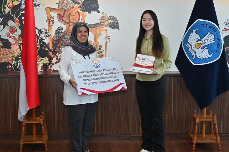 Dukung industri film Tanah Air, pelajar JIS Stella Moria Atmadja berhasil menggalang dana hingga Rp 35.550.000 lewat karya kalender meja. 