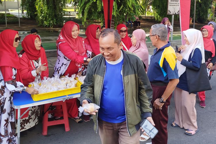 Cerita Bu Poer, Buat dan Bagikan 1.081 Onde-onde Gratis untuk Kado Kemerdekaan RI di Banyuwangi