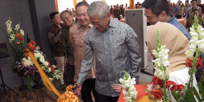 Edwin Soeryadjaya, Komisaris Utama PT Mitra Pinasthika Mulia, meresmikan pabrik Federal Oil
