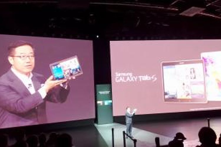 DJ Lee, President Head of Sales and Marketing IT and Mobile Communications Division Samsung Electronic, saat mengumumkan Galaxy Tab S di hadapan media dari seluruh mancanegara, Kamis (12/6/2014).