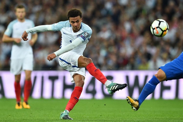 Gelandang timnas Inggris, Dele Alli, melepaskan tembakan yang gagal menghasilkan gol dalam pertandingan kualifikasi Piala Dunia 2018 melawan Slovakia di Wembley Stadium, London, 4 September 2017.
