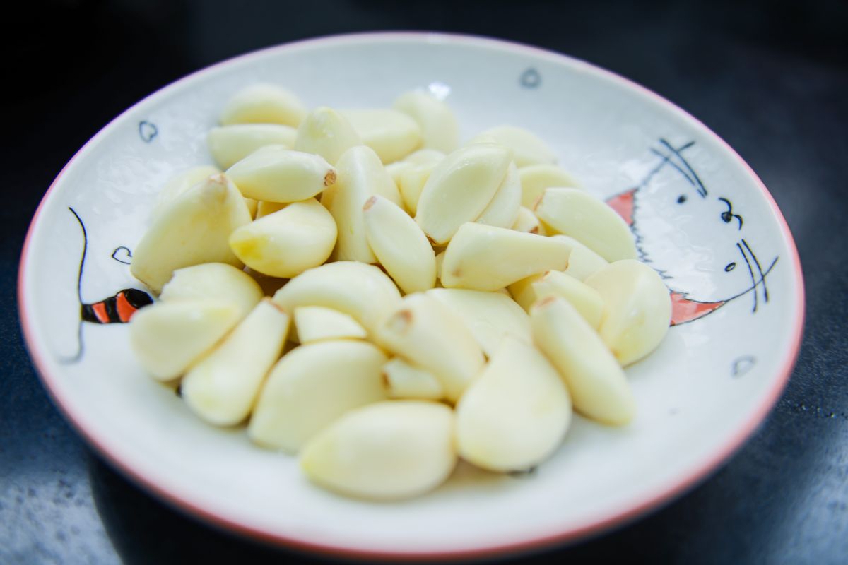 Ilustrasi bawang putih kupas. 