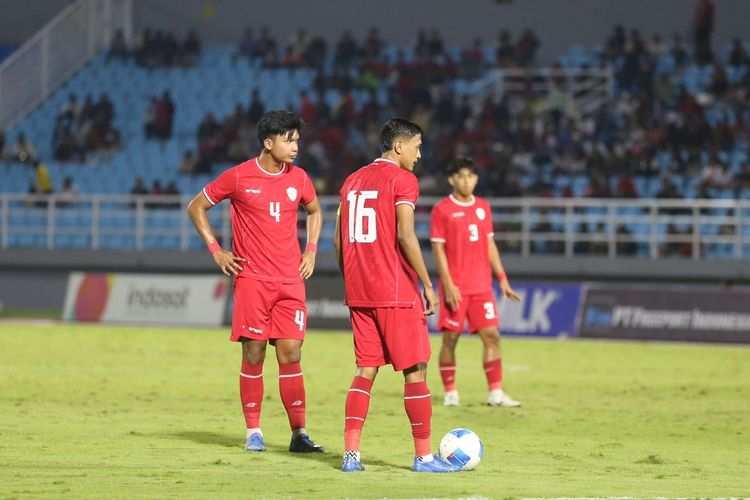 Dua bek Timnas U20 Indonesia, Dony Tri Pamungkas dan Kadek Arel bersiap mengambil tendangan bebas. Pertandingan Timnas U20 Indonesia vs Suriah di ajang Mandiri U20 Challenge Series 2025 digelar di Stadion Gelora Delta Sidoarjo, Senin (27/1/2025) pukul 19.30 WIB. 