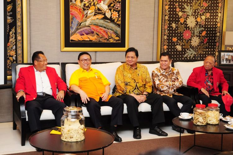 (Kanan ke kiri) sesepuh SOKSI Oetojo oesman,  Ketua Umum Kosgoro 1957 Agung Laksono, Ketua Umum Golkar Airlangga Hartanto, Sekjen MKGR Adies Kadir, DPP SOKSI Aliwongso Sinaga bertemu membahas pemilihan Ketua Umum Golkar periode 2019-2024, di Kebayoran Baru, Jakarta Selatan.

