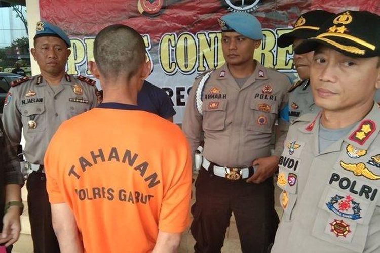 Kapolres Garut, AKBP Budi Satria Wiguna dan Kasatreskrim Polres Garut, AKP Maradona Armin Mappaseng menunjukkan pelaku pencabulan kepada anak kandung di Mapolres Garut, Selasa (2/7/2019). 