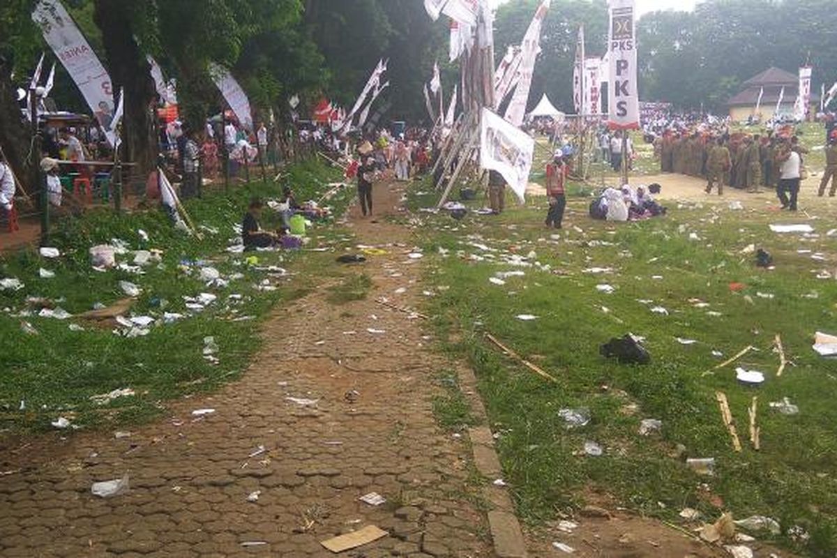 Sampah berserakan di Lapangan Banteng usai kampanye akbar Anies-Sandi, Minggu (5/2/2017).