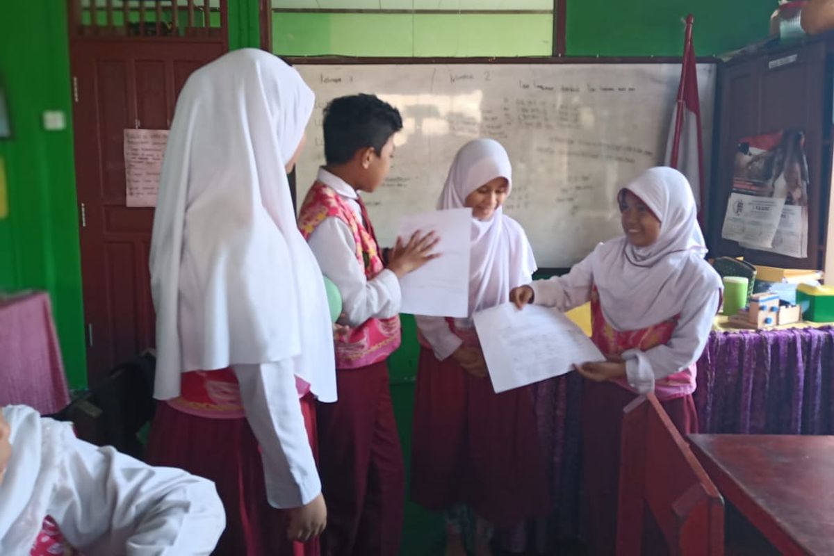 Siswa kelas VI MI Nahdlatul Ulama Balikpapan, Kalimantan Timur yang antusia dalam  belajar matematika lewat strategi mengaitkan penyelidikan masalah.