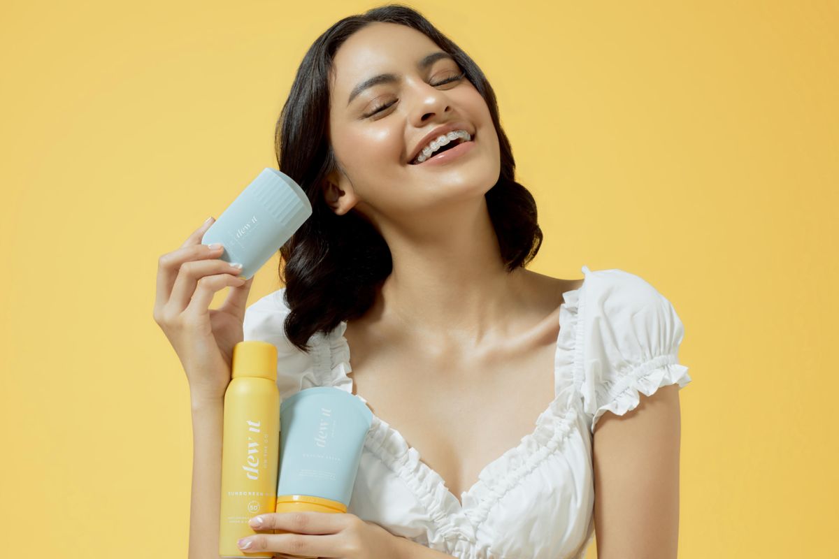 Dew It meluncurkan tiga produk pelindung kulit, yaitu Dew It in The Morning Face Sun Stick, Dew It On The Go Sunscreen Mist, dan Dew It Anytime Colling Cream. 