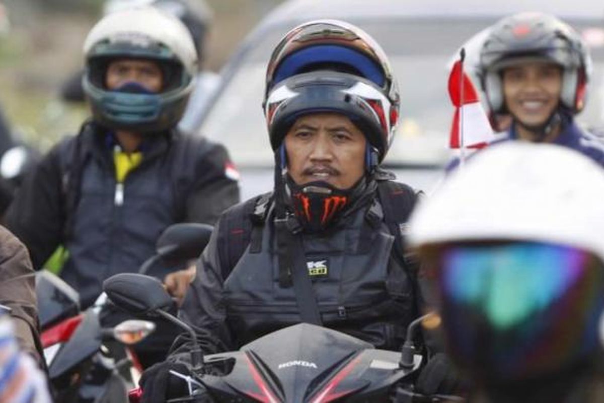 Kepadatan terjadi saat pemudik motor dan juga buruh pabrik yang pulang kerja melewati ruas jalan Kalimalang, Bekasi, Selasa (14/7/2015). Arus pemudik yang menggunakan motor diperkirakan akan melonjak mulai malam ini hingga H-1 Hari Raya Idul Fitri 1436 H.