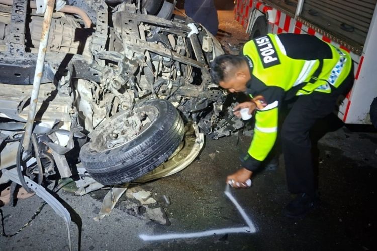 Ambulans Tabrak Truk Trailer di Tol Permai Riau, 3 Orang Tewas