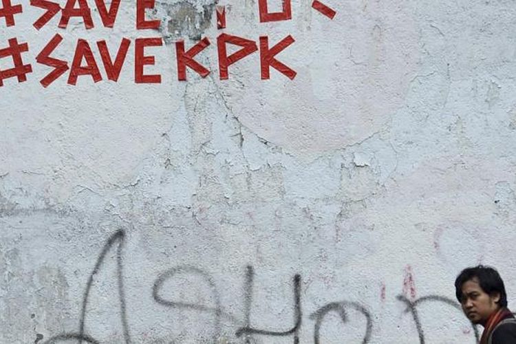 Grafiti dengan pesan untuk menyelamatkan KPK terpasang di Kawasan Cikini, Jakarta, Rabu (17/6/2015). Rencana merevisi UU No 30 Tahun 2002 tentang Komisi Pemberantasan Korupsi dianggap sejumlah pihak sebagai upaya pelemahan KPK dalam pemberantasan korupsi.
