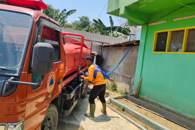 Sumur Warga Kering Kerontang, BPBD Polman Kirim Ratusan Ribu Liter Air Bersih ke 24 Desa