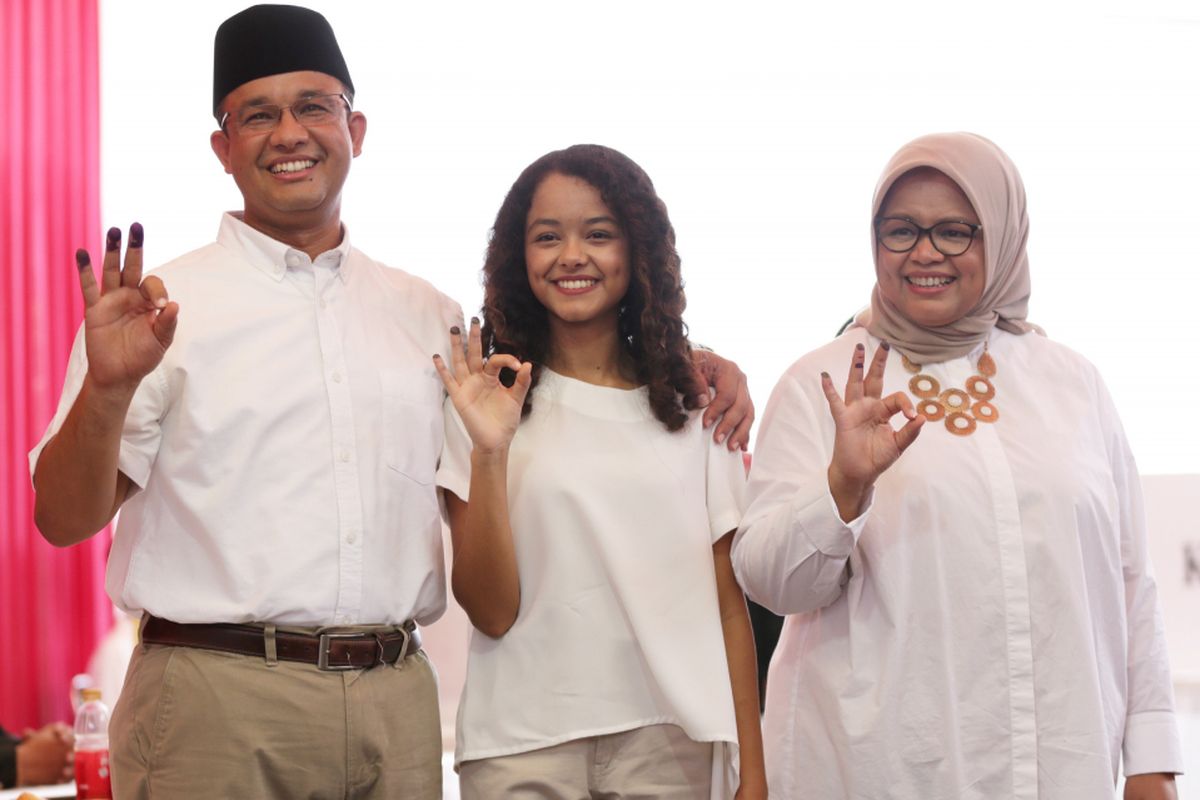 Kandidat calon gubernur DKI Jakarta nomor urut 3, Anies Baswedan (kiri), putri Anies Baswedan, Mutiara Annisa (tengah), dan istri Anies Baswedan, Fery Farhati Ganis   (kanan) menggunakan hak suaranya pada pilkada DKI Jakarta putaran kedua di Tempat Pemungutan Suara 28, Cilandak Barat, Jakarta Selatan,  Rabu (19/4/2017). Pilkada DKI Jakarta 2017 putaran kedua diikuti dua pasangan yakni pasangan Basuki Tjahaja Purnama- Djarot Saiful Hidayat dan Anies Baswedan- Sandiaga Uno. KOMPAS IMAGES/KRISTIANTO PURNOMO