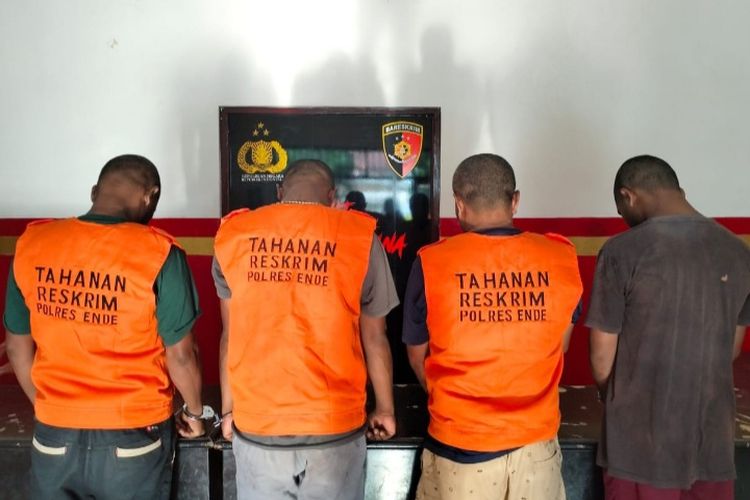Foto: Empat tersangka kasus jual beli BBM ditahan di sel tahanan Polres Ende.