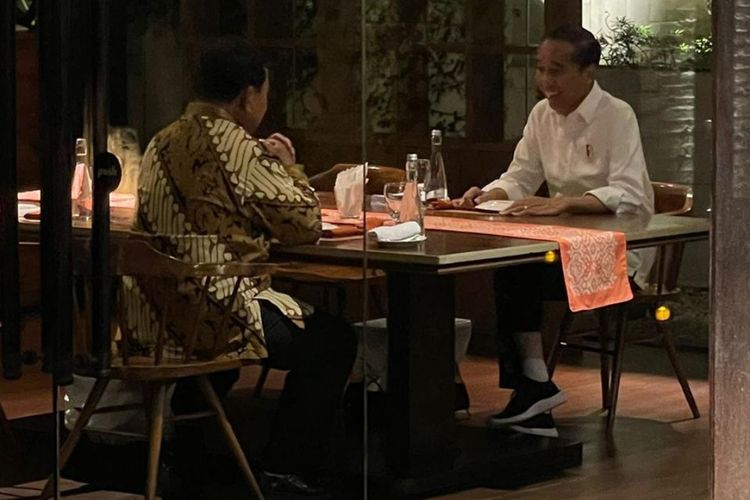 Presiden Joko Widodo saat makan malam bersama Menhan Prabowo di Rumah Makan Seribu Rasa, Menteng, Jakarta Pusat, Jumat (5/1/2024).