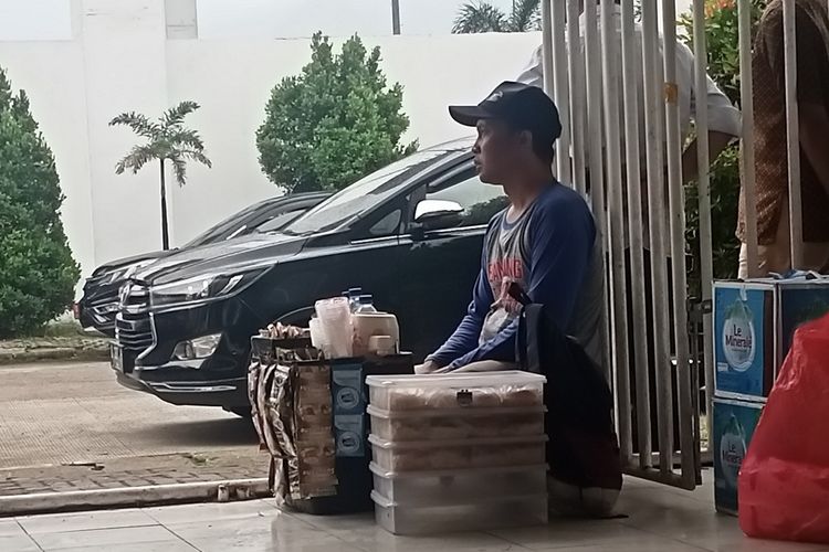 Cerita Pedagang Asongan Di Stadion Si Jalak Harupat Terdampak Kenaikan