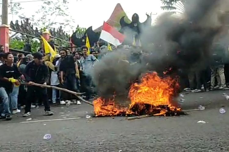 Demonstrasi mahasiswa menolak kenaikan harga BBM di Bandar Lampung, Rabu (7/9/2022) berlangsung ricuh.