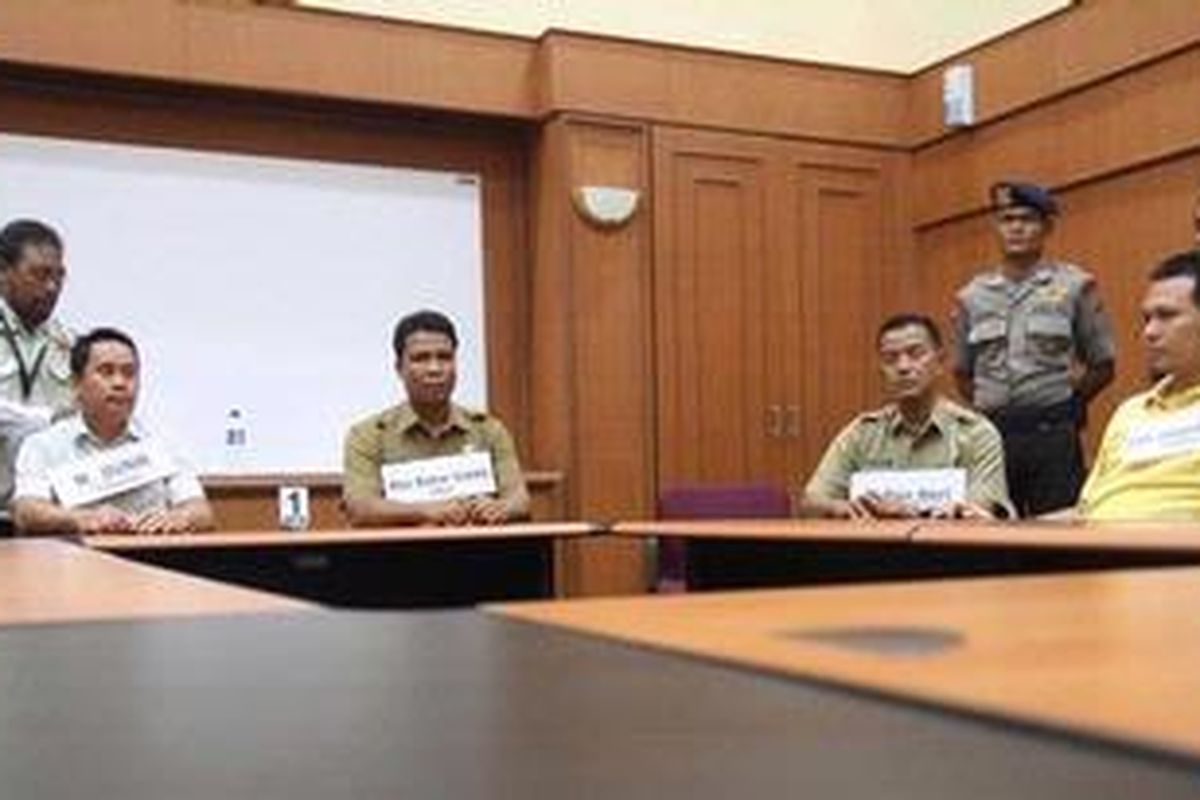 Dua tersangka kasus suap pembangunan Hall Menembak untuk PON 2012, M Dunir yang merupakan anggota DPRD Riau (kiri) dan Eka Dharma Putra yang merupakan Kepala Seksi Pengembangan Sarana Prasarana Dinas Pemuda dan Olah Raga Provinsi Riau (kanan) melakukan rekonstruksi di ruangan Wakil Ketua DPRD Riau, Pekanbaru, Rabu (18/4/2012). Dalam kasus tersebut, KPK menyita Rp 900 juta yang merupakan uang suap dari Eka Dharma kepada anggota DPRD.