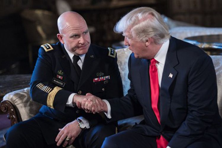 Presiden Amerika Serikat Donald Trump berjabat tangan dengan Jenderal H.R. McMaster, yang dipilih menjadi penasihat keamanan nasional AS, di Resor Mar-a-Lago, di Palm Beach, Florida, 20 Februari 2017.
