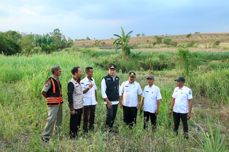 Bupati Lamongan Yuhronur Efendi (tengah) saat meninjau wilayah yang direncanakan menjadi Waduk Pejok di Kecamatan Bluluk, Lamongan, Jawa Timur, Rabu (5/7/2023).