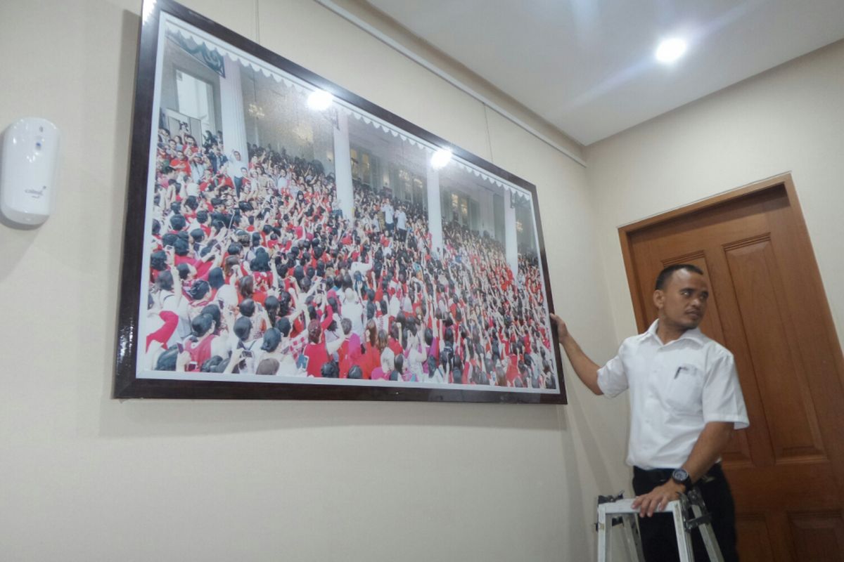 Foto-foto di ruang kerja Gubernur DKI Jakarta Djarot Saiful Hidayat akan dipondahkan di ujung masa jabatannya, Jumat (13/10/2017). 