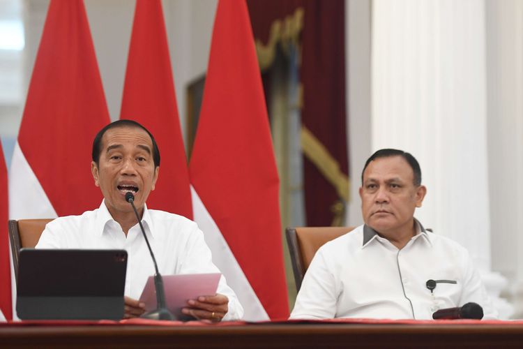 Presiden Joko Widodo (kiri) didampingi Ketua KPK Firli Bahuri (kanan) memberikan keterangan pers terkait penurunan Indeks Persepsi Korupsi (IPK) Indonesia di Istana Merdeka, Jakarta, Selasa (7/2/2023). Presiden Joko Widodo menyampaikan penurunan skor IPK Indonesia menjadi masukan bagi pemerintah dan aparat penegak hukum untuk terus memperbaiki diri serta pemerintah terus berkomitmen dalam pemberantasan dan pencegahan korupsi di Indonesia.