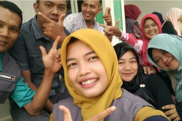 Lima anggota PPD di Aceh Tamiang berfoto dengan pose dua jari pada 12 April 2019. 