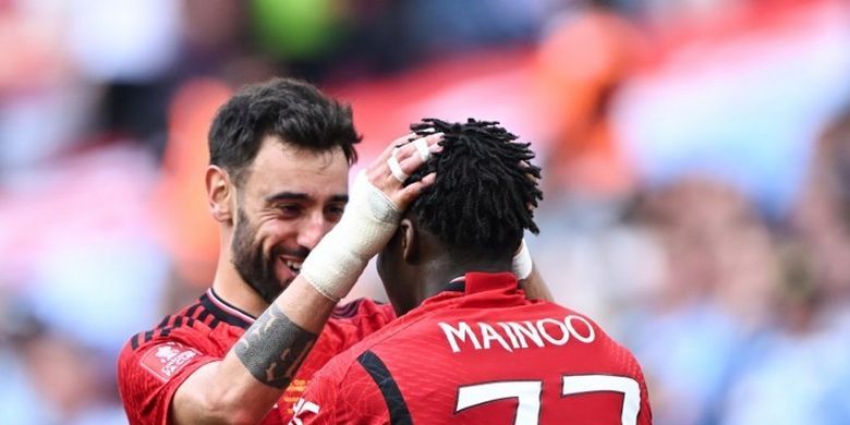 Gelandang Man Unitedd, Kobbie Mainoo, berselebrasi dengan Bruno Fernandes seusai mengemas gol dalam final Piala FA 2023-2024 antara Man City vs Man United di Stadion Wembley pada 25 Mei 2024.