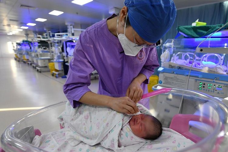 Jumlah penduduk yang menurun akan menjadi tantangan bagi pemimpin China termasuk mendorong anak-anak muda untuk cepat berkeluarga.