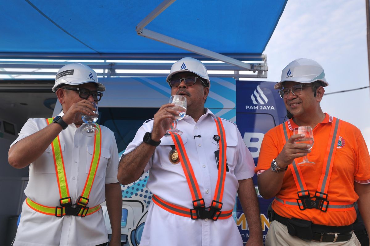 Wakil Gubernur DKI Jakarta Rano Karno bersama Direktur Utama PAM JAYA Arief Nasrudin meresmikan IPA Portabel di Kelurahan Semanan, Jakarta Barat, Rabu (29/4/2026). Fasilitas ini dihadirkan untuk membantu warga memperoleh akses air bersih yang lebih baik.