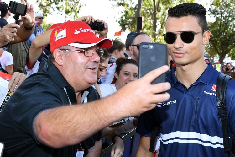 Para penggemar melakukan swafoto bersama pebalap Sauber F1 asal Jerman, Pascal Wehrlein, sebelum sesi latihan pertama GP Australia berlangsung di Sirkuit Melbourne Grand Prix, Albert Park, Jumat (24/3/2017).