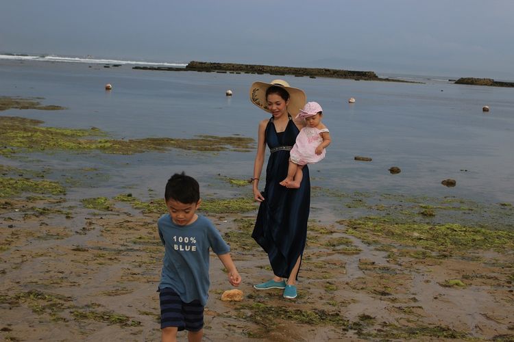 Maya Septha bersama keluarga saat berlibur di Club Med Resort, Nusa Dua, Bali, Jumat (27/12/2019).