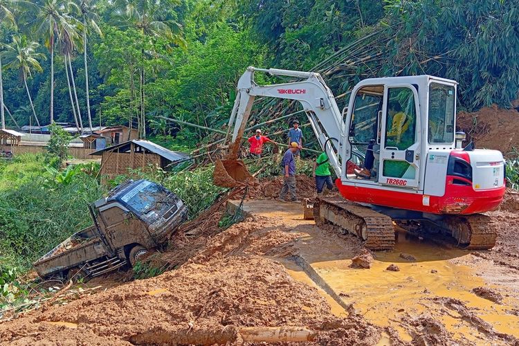 Proses evakuasi mobil pikap tertimbun tanah oleh alat berat excavator mini di Kampung Cibodas, Desa Sukamaju, Kecamatan Kadudampit, Sukabumi, Jawa Barat, Selasa (12/11/2024).