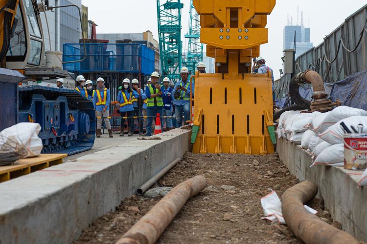 Ketebalan D-Wall pada Stasiun Mangga Besar mencapai 1,2 meter. 