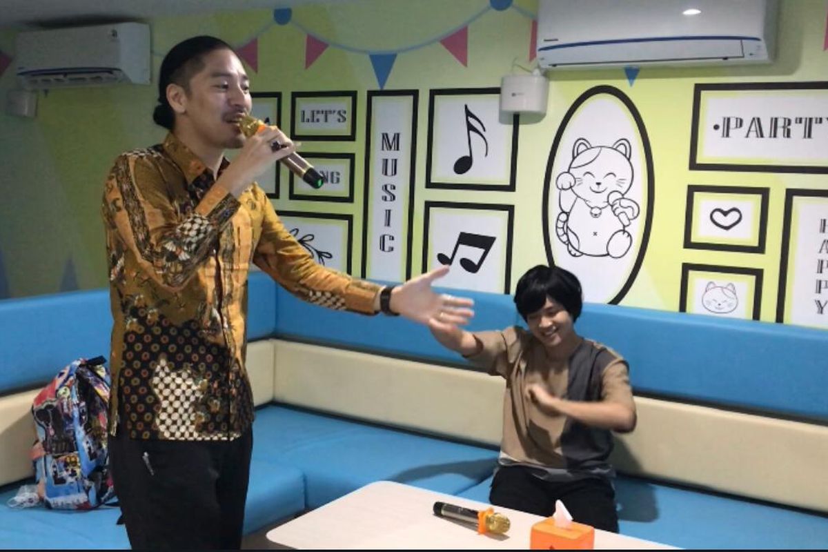 Penyanyi Hiroaki Kato sedang menjajal karaoke di Manekineko.