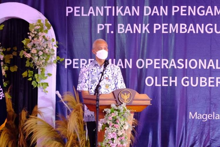 Gubernur Jawa Tengah, Ganjar Pranowo, pada acara peresmian kantor Bank Jateng cabang Mungkid, Kabupaten Magelang, Jawa Tengah, Rabu (16/3/2022).