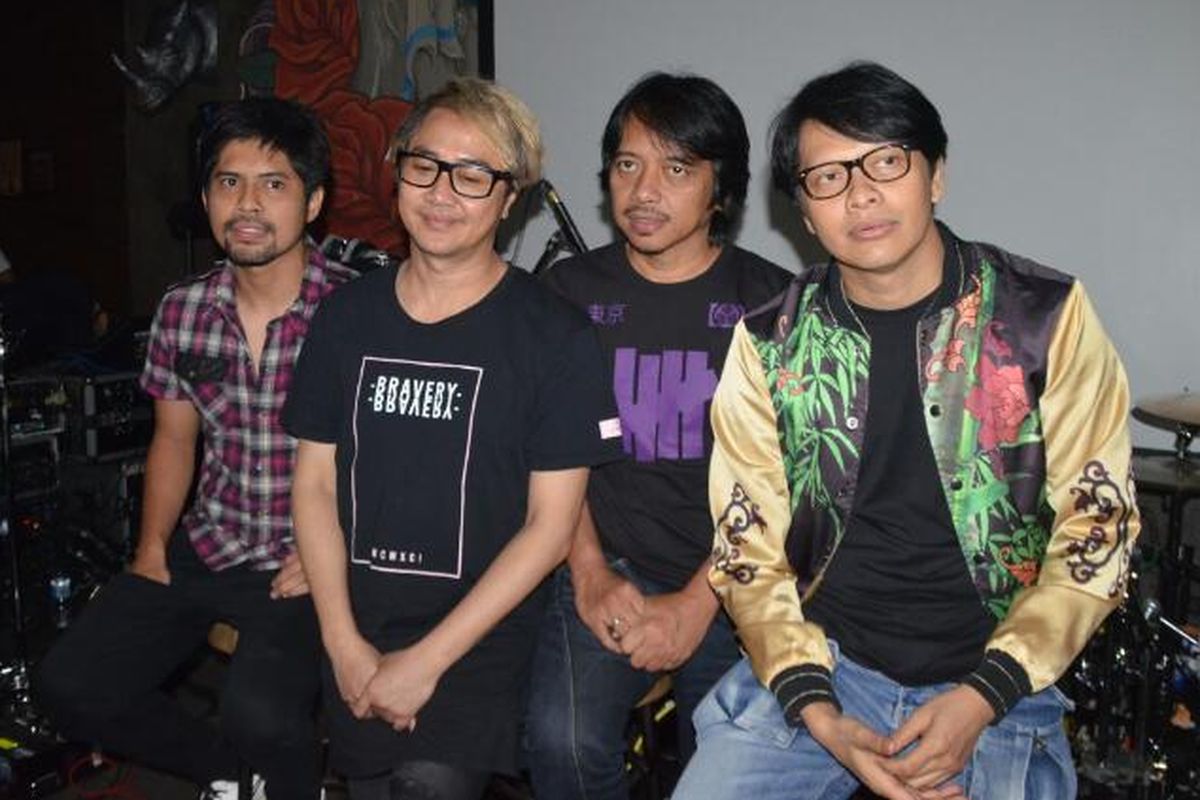 Grup band GIGI diabadikan saat jumpa pers Launching Website dan Managemen baru GIGI, di Kawasan Gandaria, Jakarta Selatan, Rabu (12/4/2017).