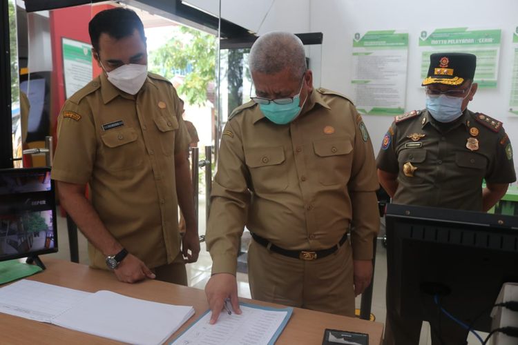 Sekretaris Daerah Kalimantan Barat (Kalbar) Harisson menggelar inspeksi mendadak (sidak) pada hari pertama masuk kerja usai libur lebaran, Senin (9/5/2022). Harisson mengatakan, sidak dilakukan untuk memastikan pelayanan kepada masyarakat sudah berlangsung optimal pada hari pertama masuk kerja setelah libur lebaran. 