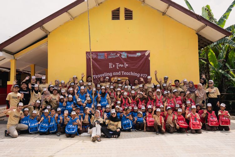Foto bersama Kenangan Brands, Yayasan 1000 Guru dan Murid SDN 5 Bojong di Garut, Jawa Barat.