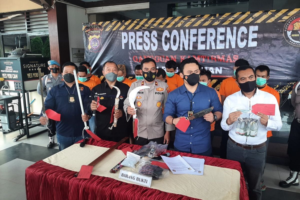Polisi saat menunjukan barang bukti yang berhasil dimankan dari 12 orang tersangka penganiayaan yang menyebabkan seorang suporter PSS Sleman meninggal dunia.