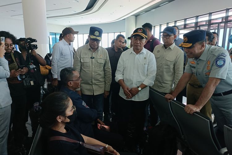 Menteri Perhubungan (Menhub) saat menyapa pemudik di dermaga eksekutif Pelabuhan Merak, Cilegon, Banten. Minggu (7/4/2024).