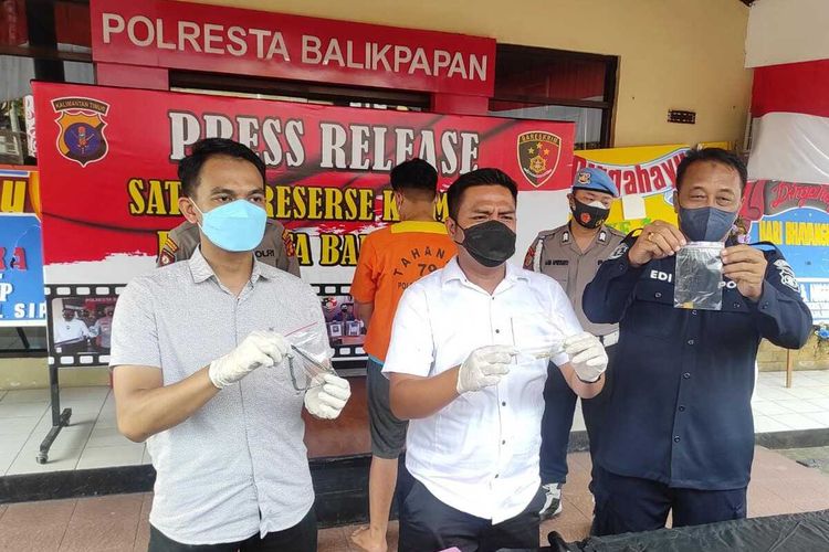 Satreskrim Polresta Balikpapan berhasil menangkap pelaku pencurian perhiasan Dewi Persik