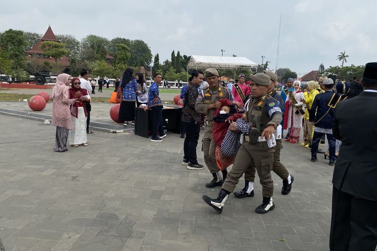 ODGJ Terobos Upacara HUT RI di Alun-alun Indramayu, Hendak Peluk Bupati Lucky Hakim