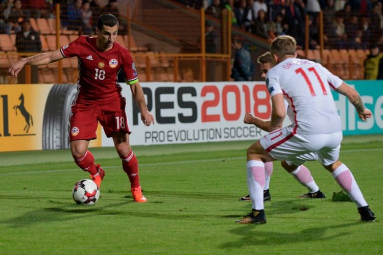 Henrikh Mkhitaryan mencoba melewati penjagaan lawan saat Armenia menjamu Polandia di Yereven, 5 Oktober 2017.