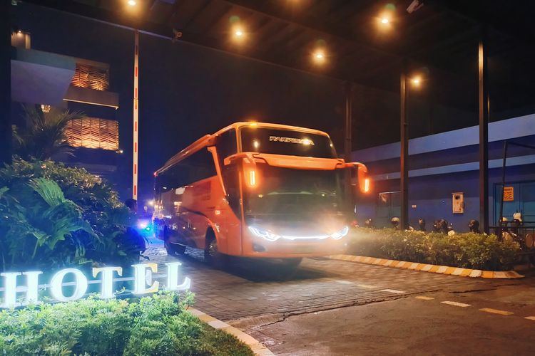 Rombongan Persik Kediri yang membawa pemain, pemain dan official tim pulang ke Kediri usai insiden kaca bus pecah karena dilempar batu oleh oknum usai menjalani laga pekan ke-32 Liga 1 2024-2025 melawan tuan rumah Arema FC yang berakhir dengan kemenangan tim tamu 3-0 yang berlangsung di Stadion Kanjuruhan Kepanjen, Kabupaten Malang, Minggu (11/5/2025) malam.