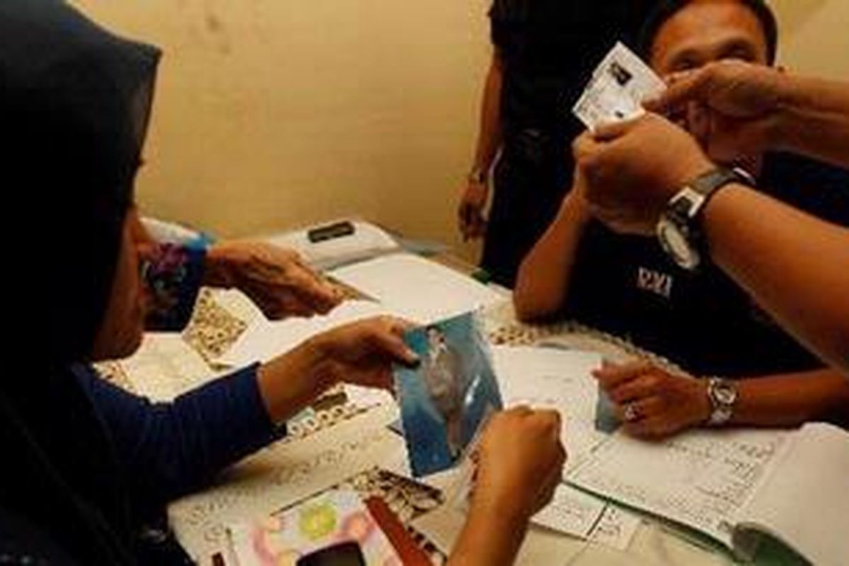 Keluarga korban dimintai data di posko ante mortem atau Disaster Victim Investigation (DVI) Polri di area crisis center, Bandara Internasional Halim Perdanakusuma, Jakarta Timur, Kamis (10/5/2012). Pesawat sipil Sukhoi Superjet 100 yang jatuh di kawasan Gunung Salak, Jawa Barat, Rabu (9/5/2012). Data terbaru mengatakan bahwa ada sekitar 47 penumpang yang ikut dalam uji terbang pesawat saat kehilangan kontak pukul 14.33 WIB.  